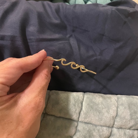 Elegant Gold Wave Bracelet - Picture 2 of 4